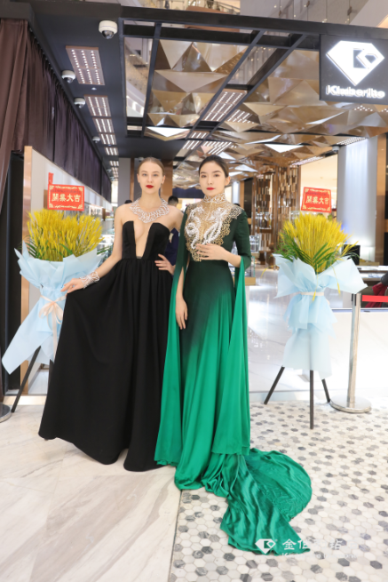 �ֳ�����߼��鱦Ůģ